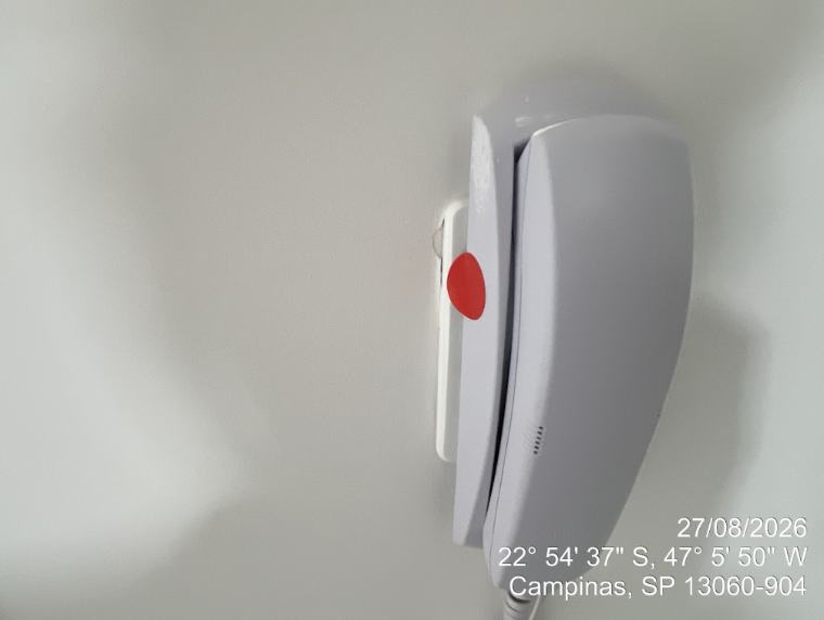 Interfone instalado em parede com marcação de vistoria
