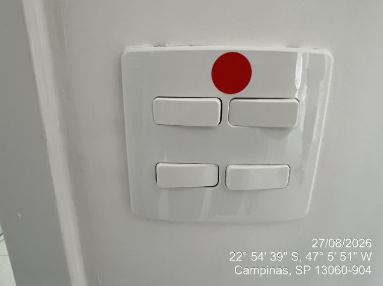 Conjunto de interruptores com marcação de não conformidade