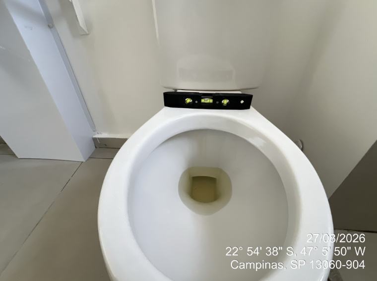 Nível de bolha sobre vaso sanitário verificando instalação