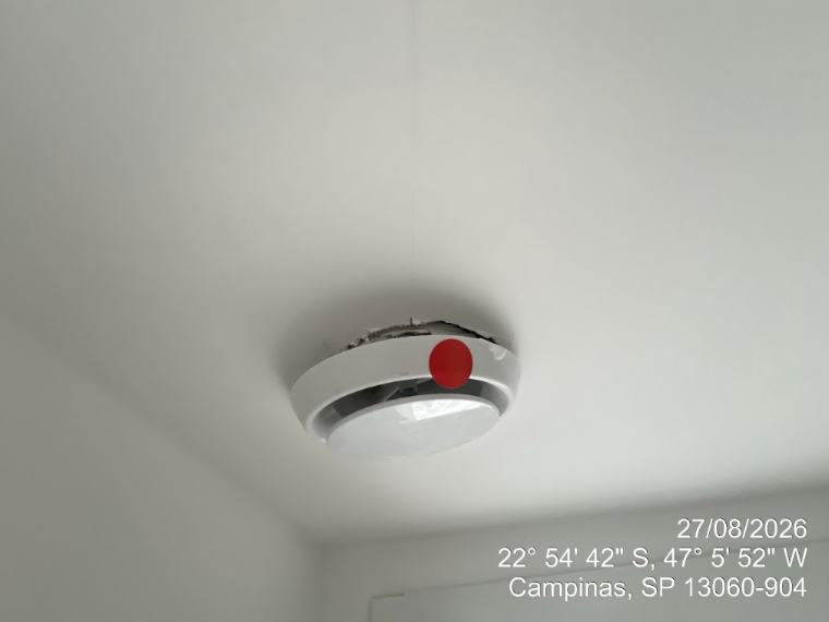 Luminária de teto com acabamento irregular no encaixe