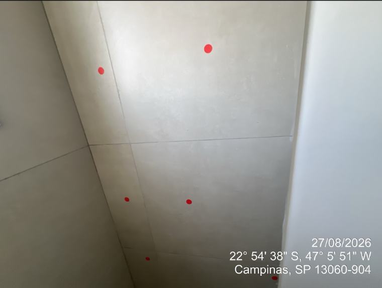 Revestimento cerâmico com pontos vermelhos marcando não conformidades