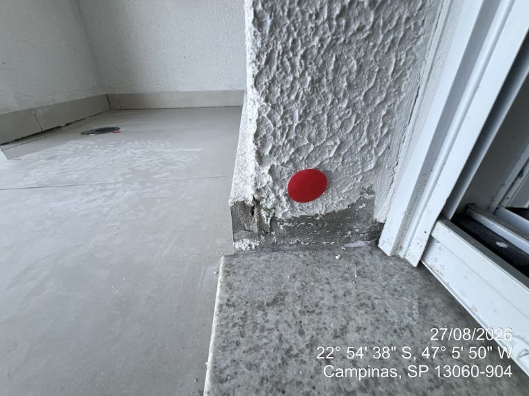 Soleira de porta de sacada com falha de acabamento marcada