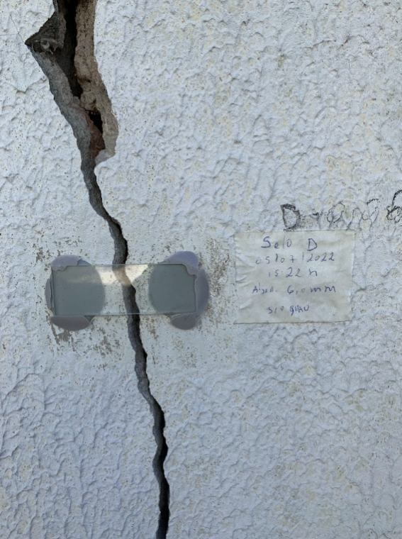 Trinca em fachada com selo de gesso para monitoramento de abertura