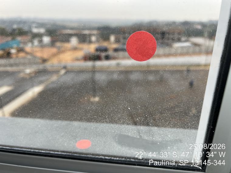 Vidro de janela com manchas e resíduos de obra